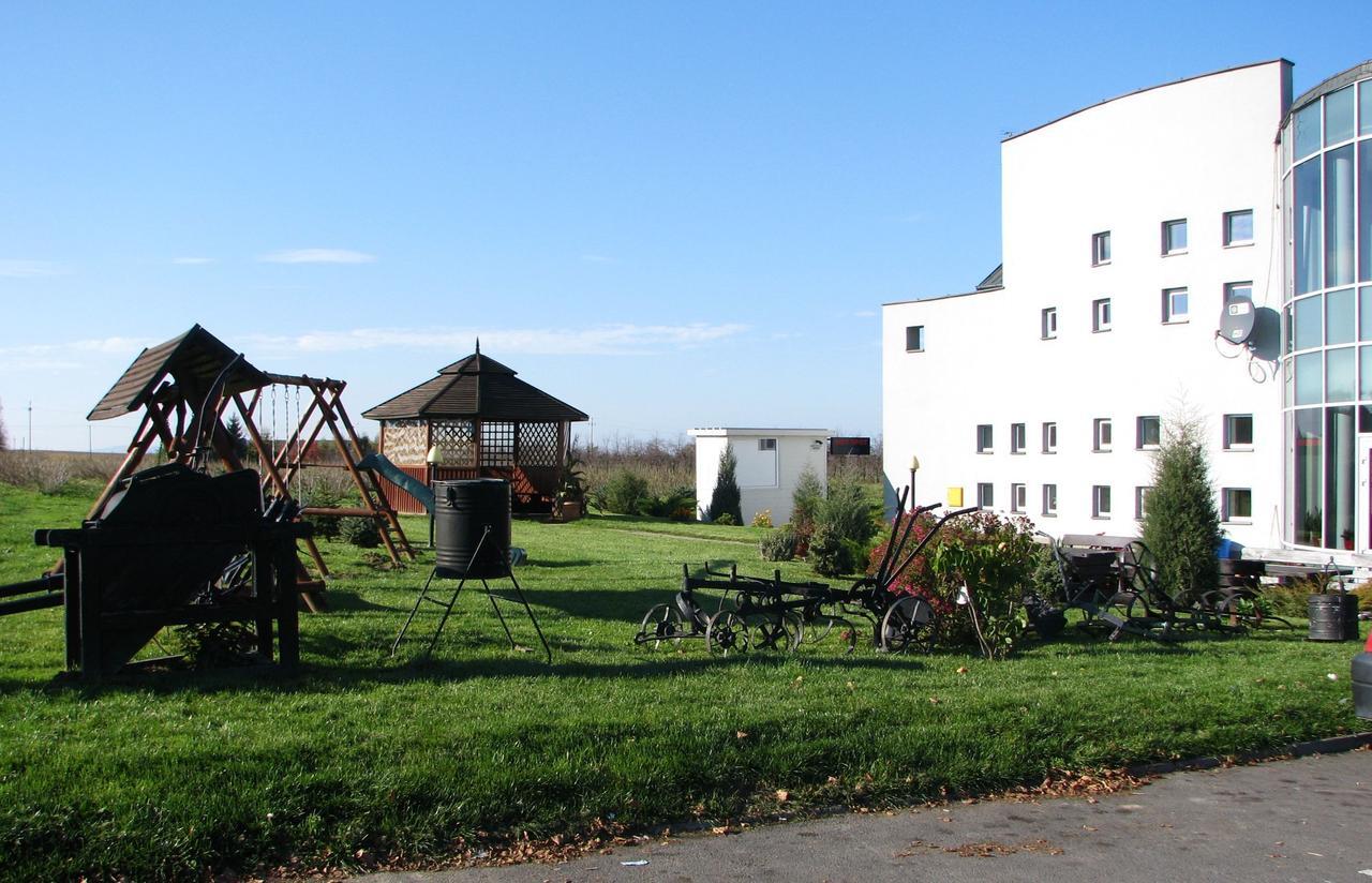 Zajazd Okalina Hotel Opatow  Buitenkant foto